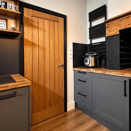 Vicarage 374, Historic 3-bed 3 Bedrooms With Parking *
